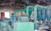 生產(chǎn)合成膠粉車(chē)間